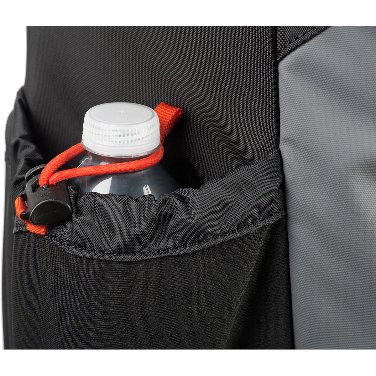 Sling MindShift Gear PhotoCross 13 (Naranja Ember, 11L) - en uso