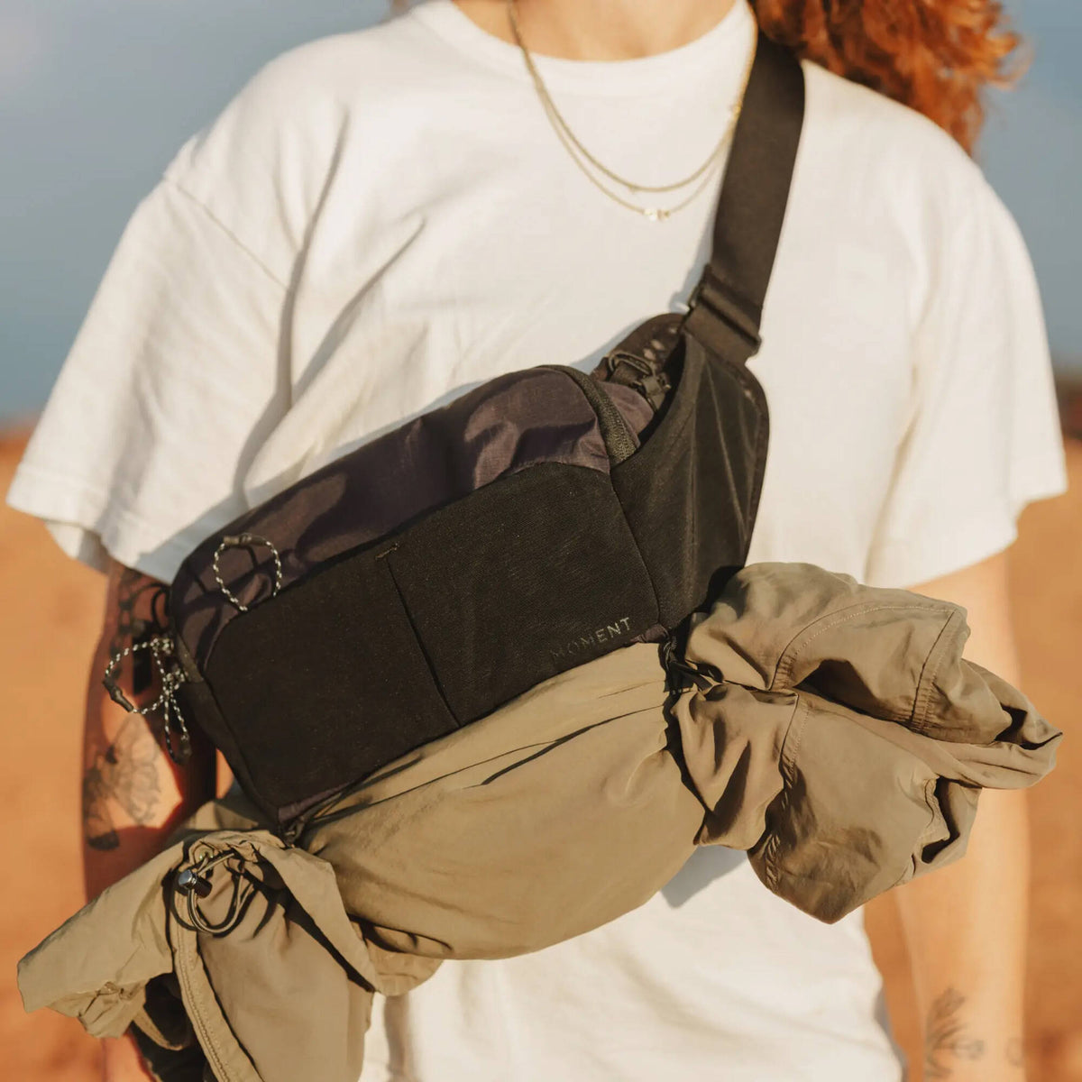 Sling Moment Slate (Negro, 4L) - en uso