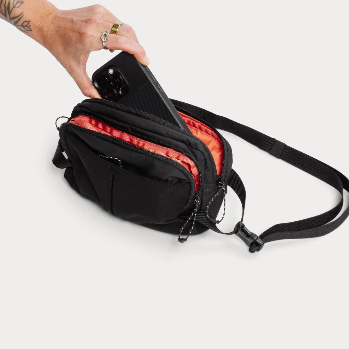 Sling Moment Take (Negro, 1.5L) - detalle