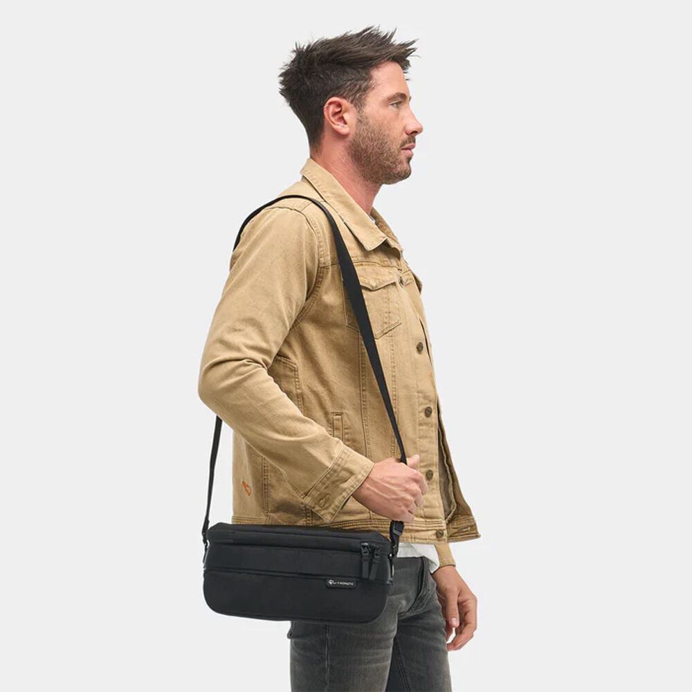 Sling Nomatic LUMA (Negro, 9L) - en uso