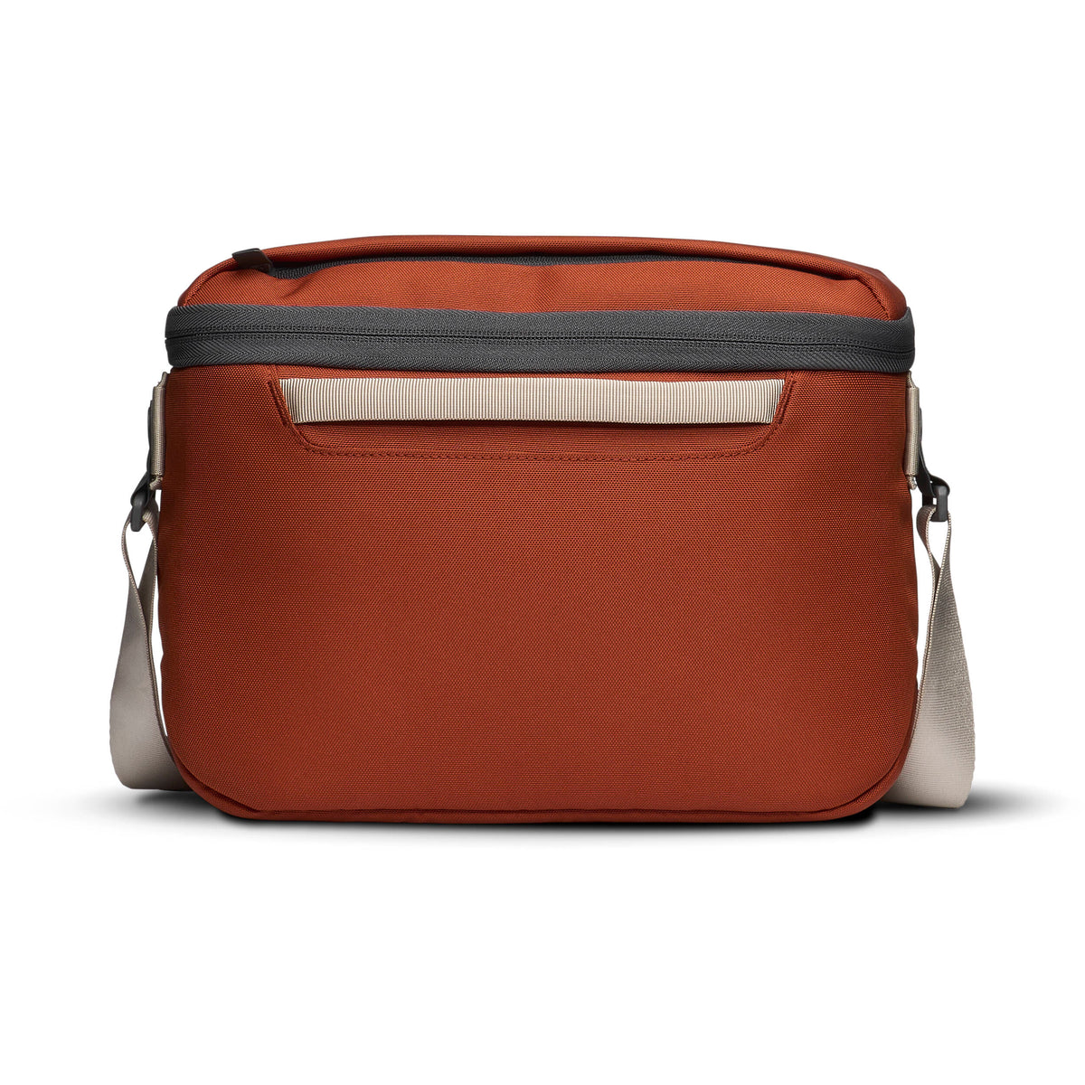 Sling Nomatic LUMA (Rust, 12L) - en uso