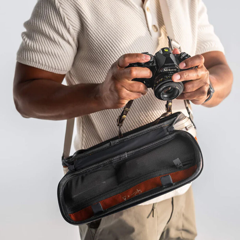 Sling Nomatic LUMA (Rust, 9L) - en uso