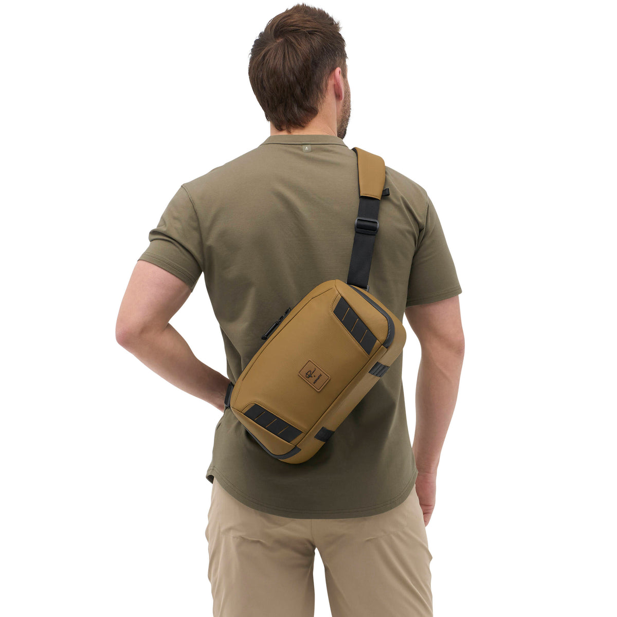 Sling Nomatic McKinnon (Coyote, 8L) - en uso