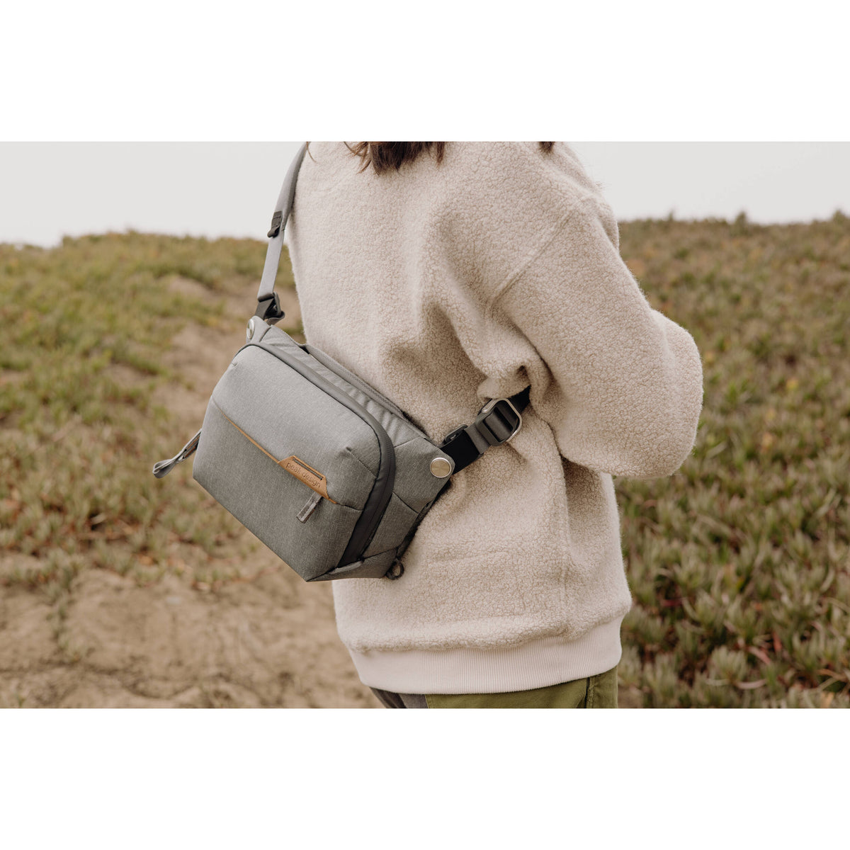 Sling Peak Design Everyday v3 (Ash, 3L) - en uso