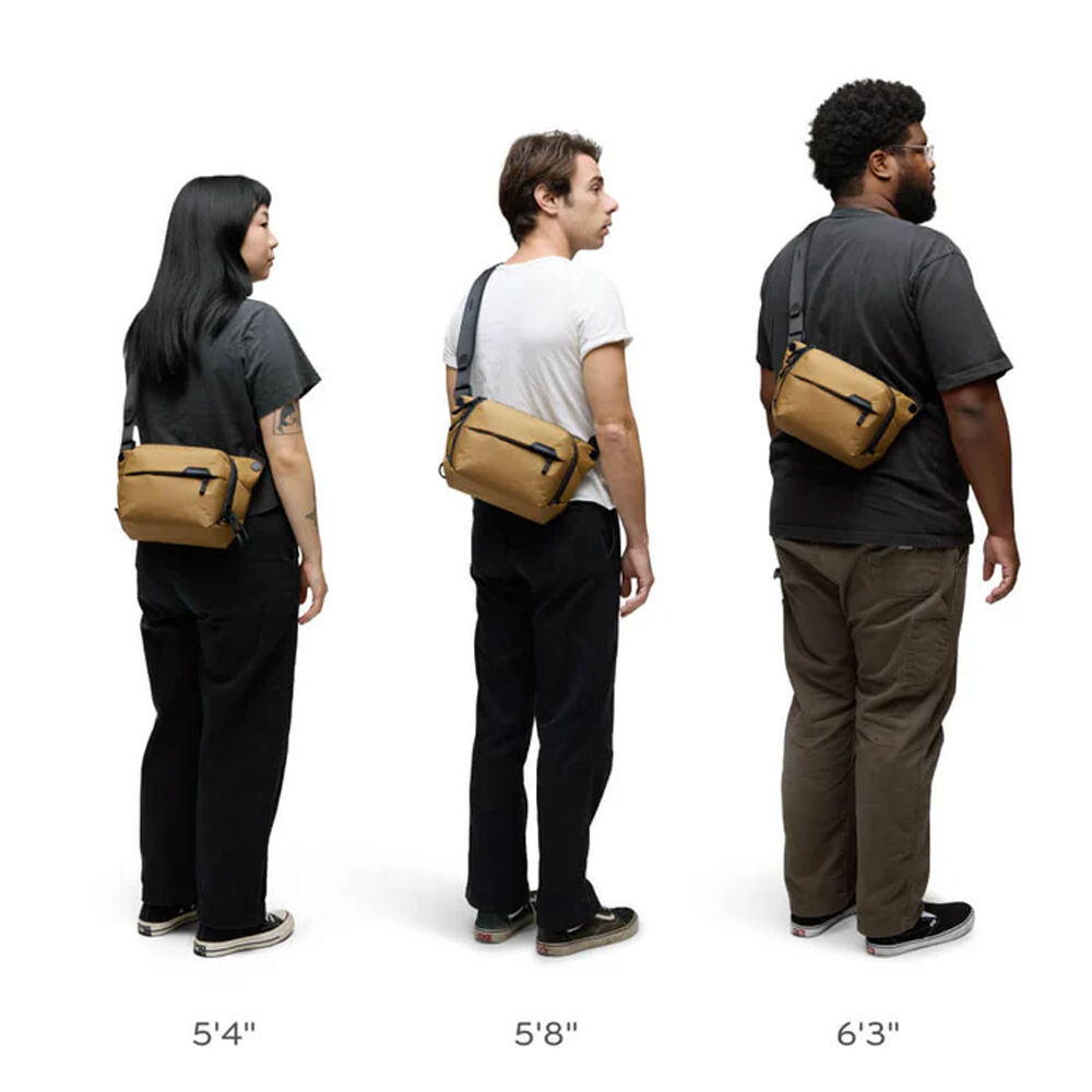 Sling Peak Design Everyday v3 (Coyote, 3L) - en uso