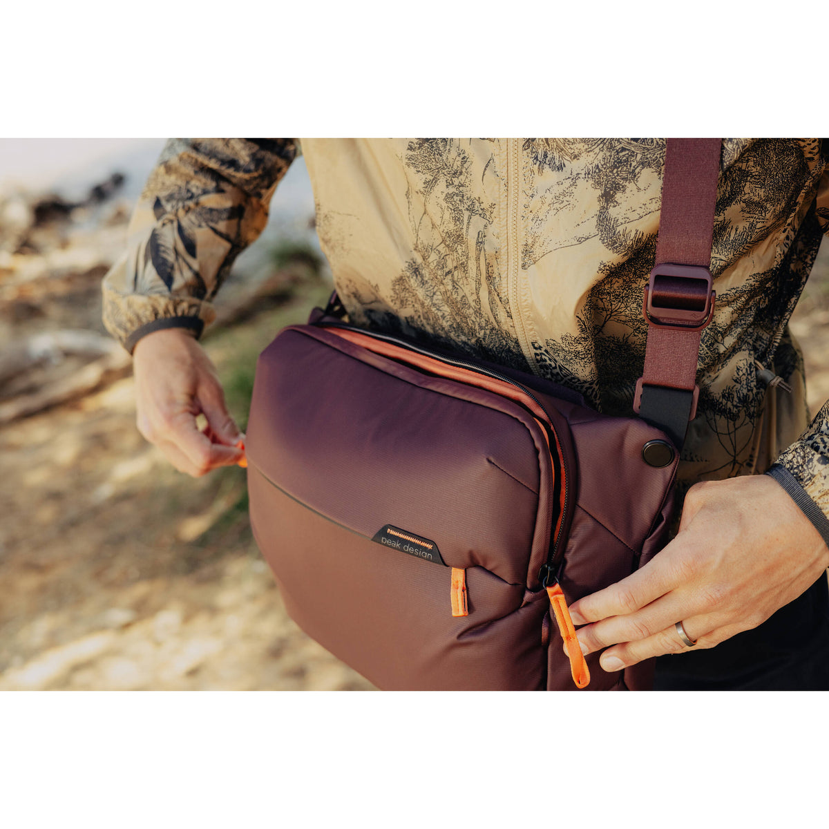 Sling Peak Design Everyday v3 (Eclipse, 10L) - en uso
