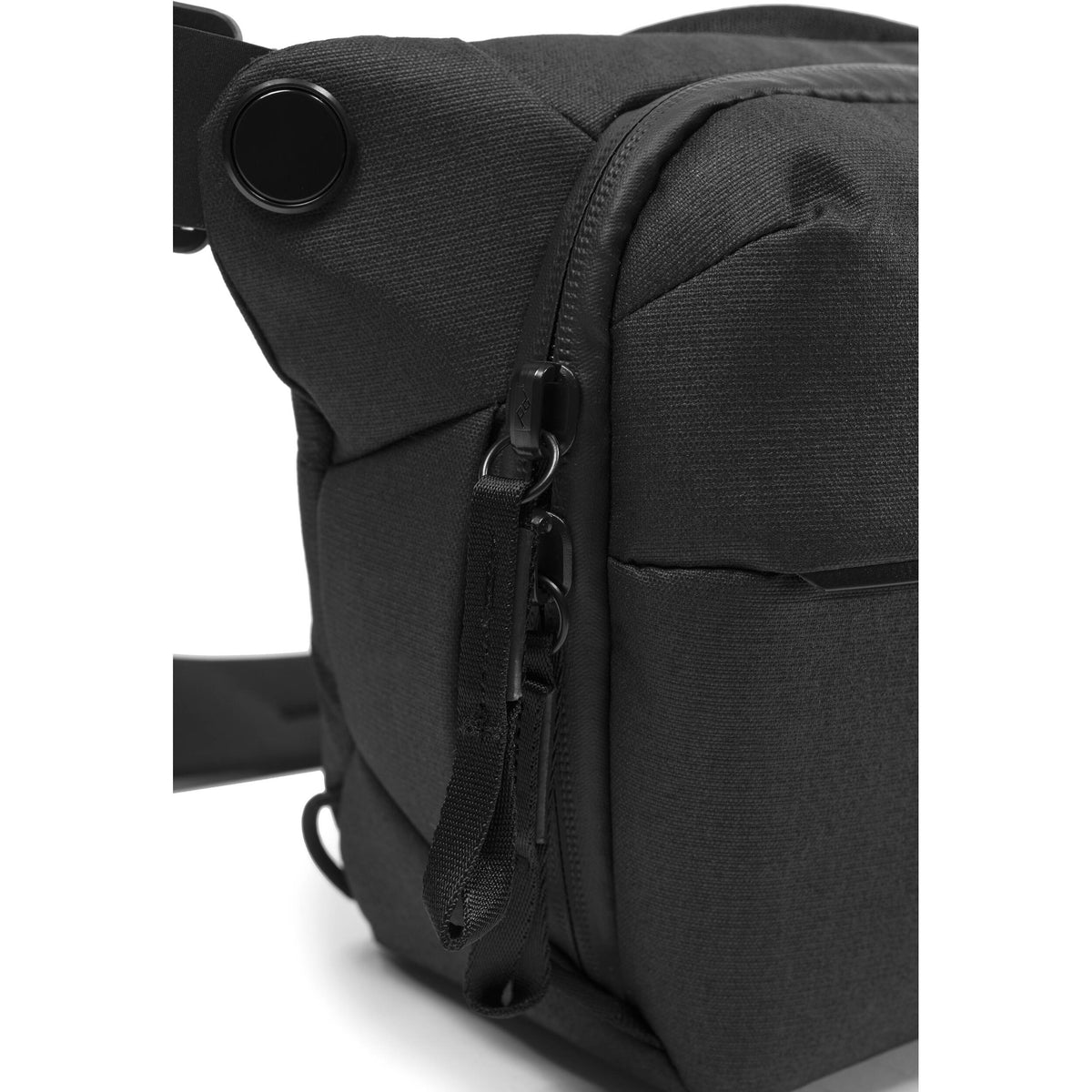 Sling Peak Design Everyday v3 (Negro, 6L) - en uso