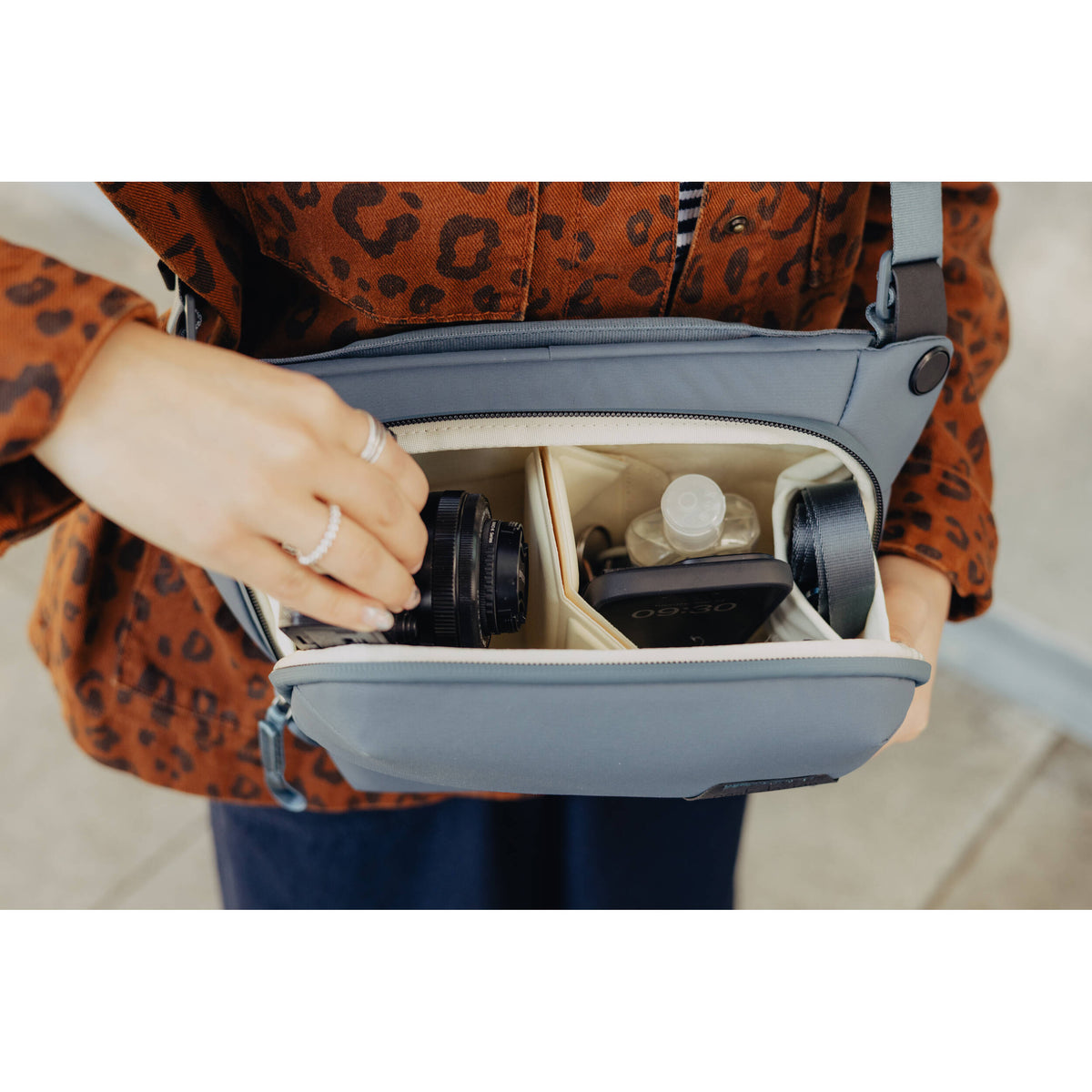 Sling Peak Design Everyday v3 (Ocean, 3L) - puertos y conexiones