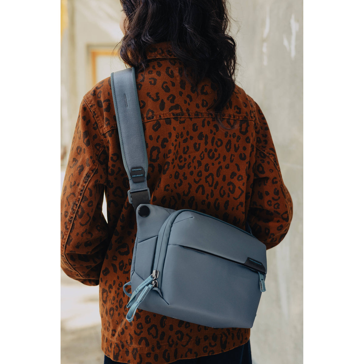 Sling Peak Design Everyday v3 (Ocean, 3L) - en uso