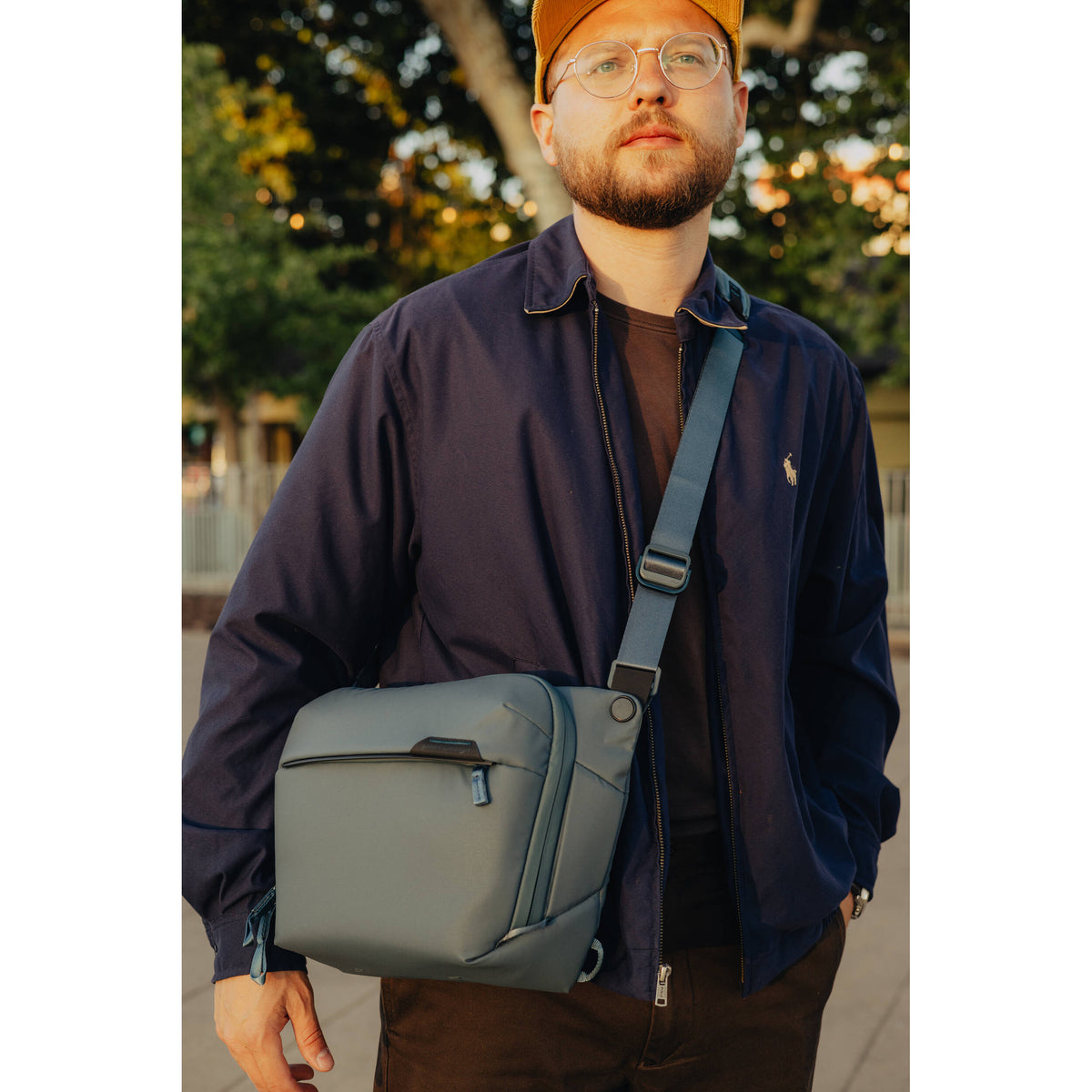 Sling Peak Design Everyday v3 (Ocean, 6L) - en uso
