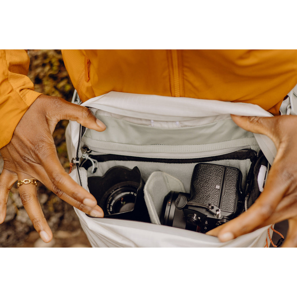 Sling Peak Design Outdoor (Cloud, 7L) - en uso