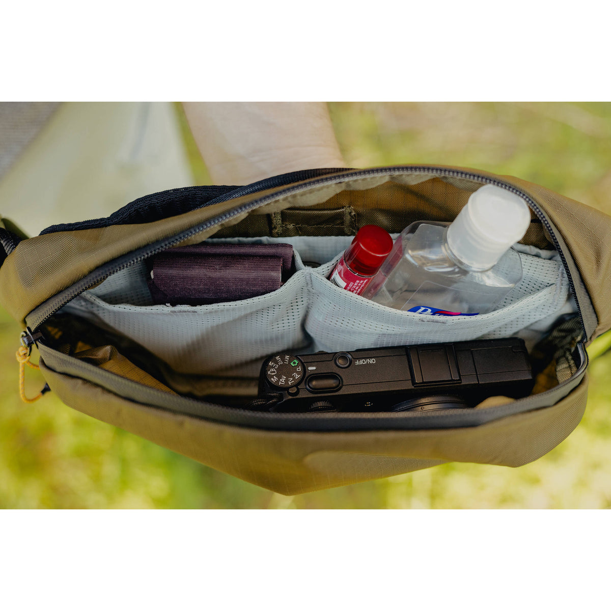 Sling Peak Design Outdoor (Kelp, 7L) - puertos y conexiones