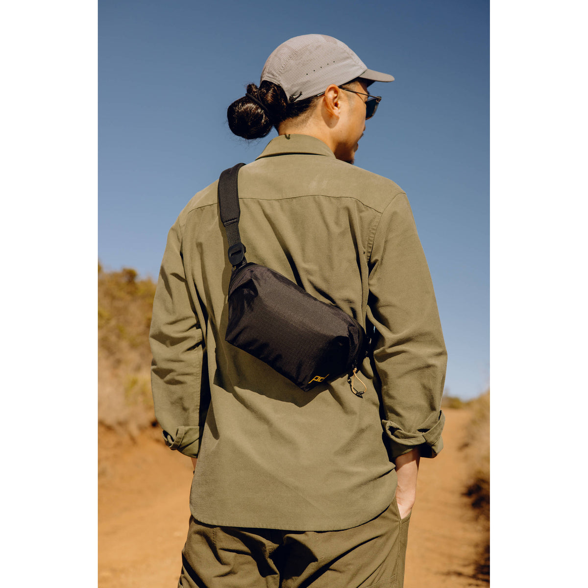 Sling Peak Design Outdoor (Negro, 2L) - en uso
