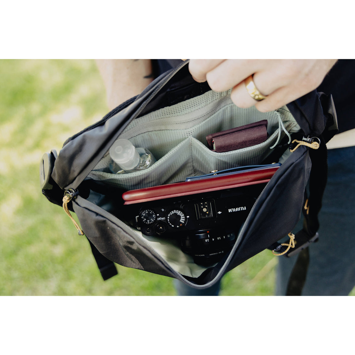 Sling Peak Design Outdoor (Negro, 4L) - puertos y conexiones