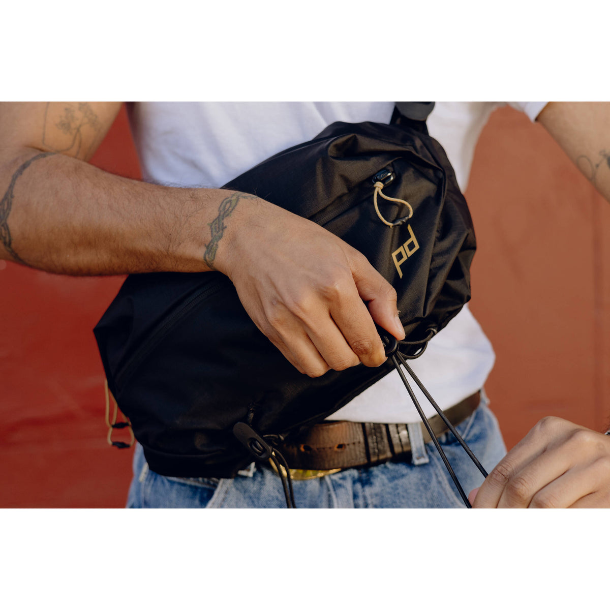 Sling Peak Design Outdoor (Negro, 7L) - contenido de la caja