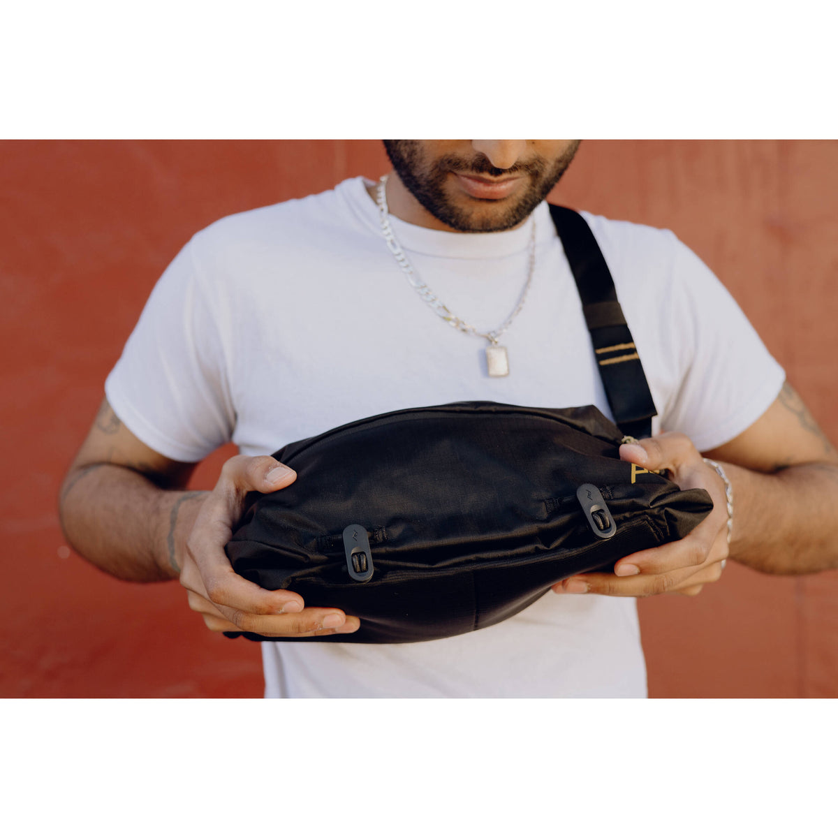 Sling Peak Design Outdoor (Negro, 7L) - en uso