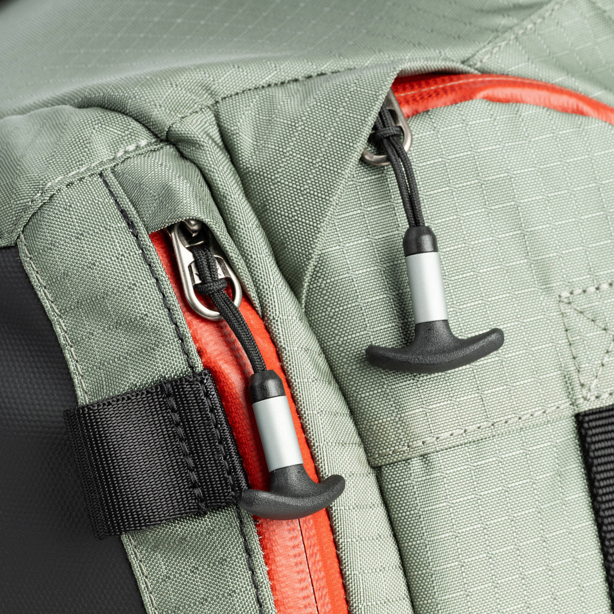 Sling Think Tank Photo PhotoCross V2 (Sage, 14L) - en uso