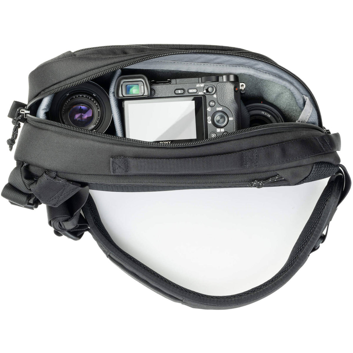 Sling Think Tank Photo TurnStyle (Asphalt Negro, 5L) - en uso