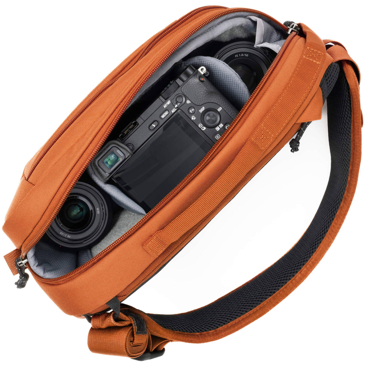 Sling Think Tank Photo TurnStyle (Urban Rust, 5L) - en uso
