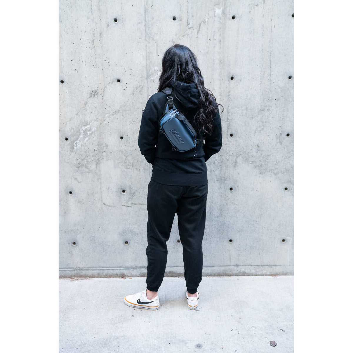 Sling WANDRD ROGUE V1 (Aegean Azul, 3L) - contenido de la caja