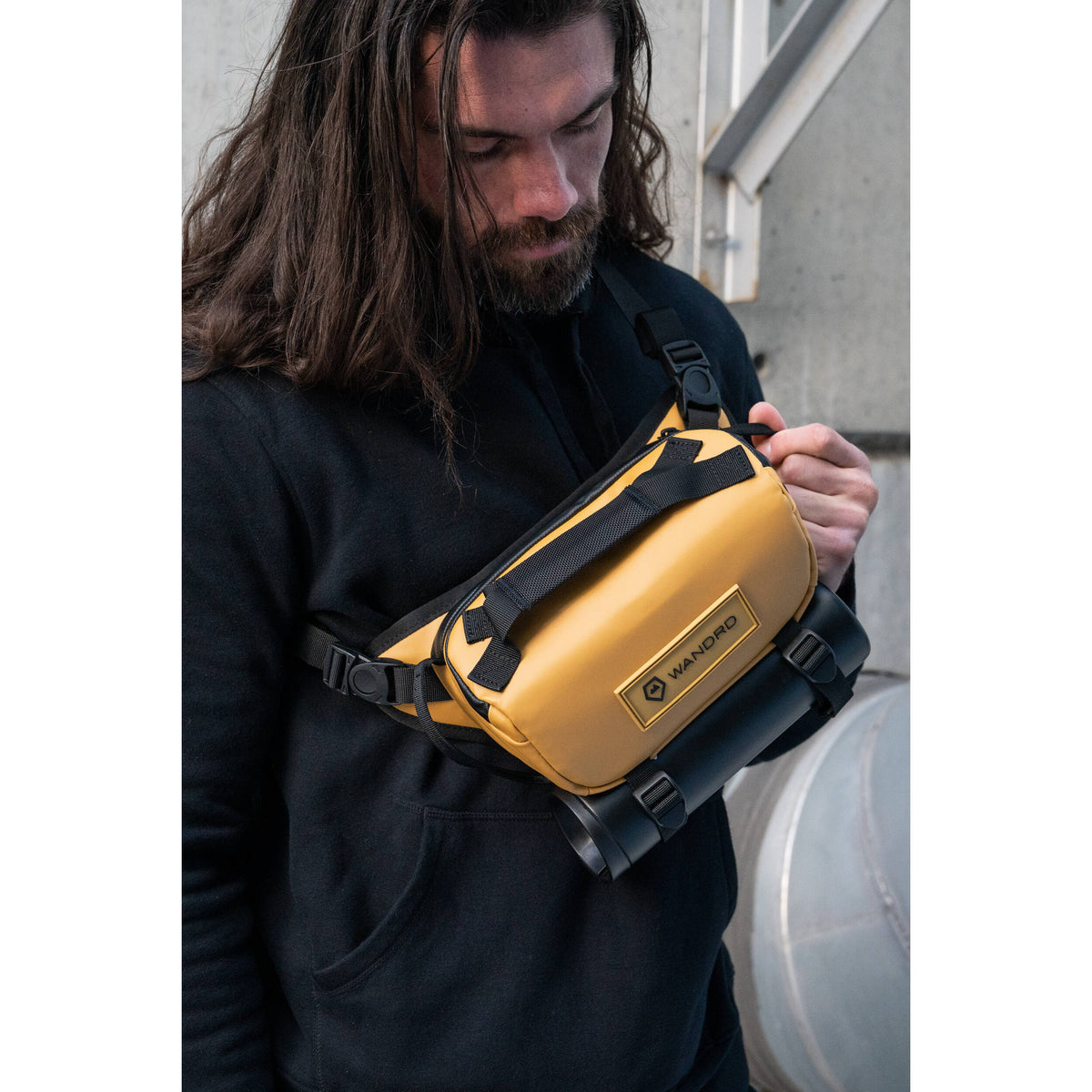Sling WANDRD ROGUE V1 (Dallol Amarillo, 3L) - en uso