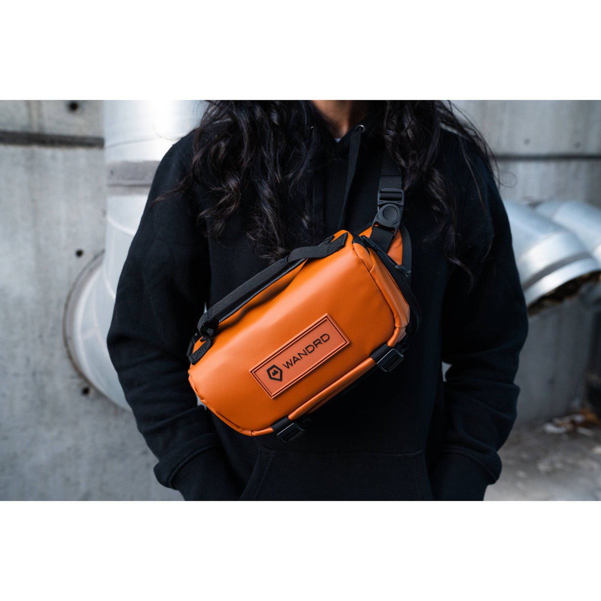 Sling WANDRD ROGUE V1 (Sedona Naranja, 3L) - contenido de la caja