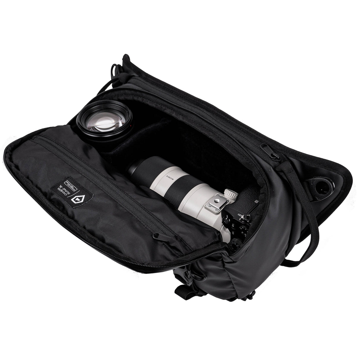 Sling WANDRD ROGUE V1 (Wasatch Verde, 9L) - puertos y conexiones