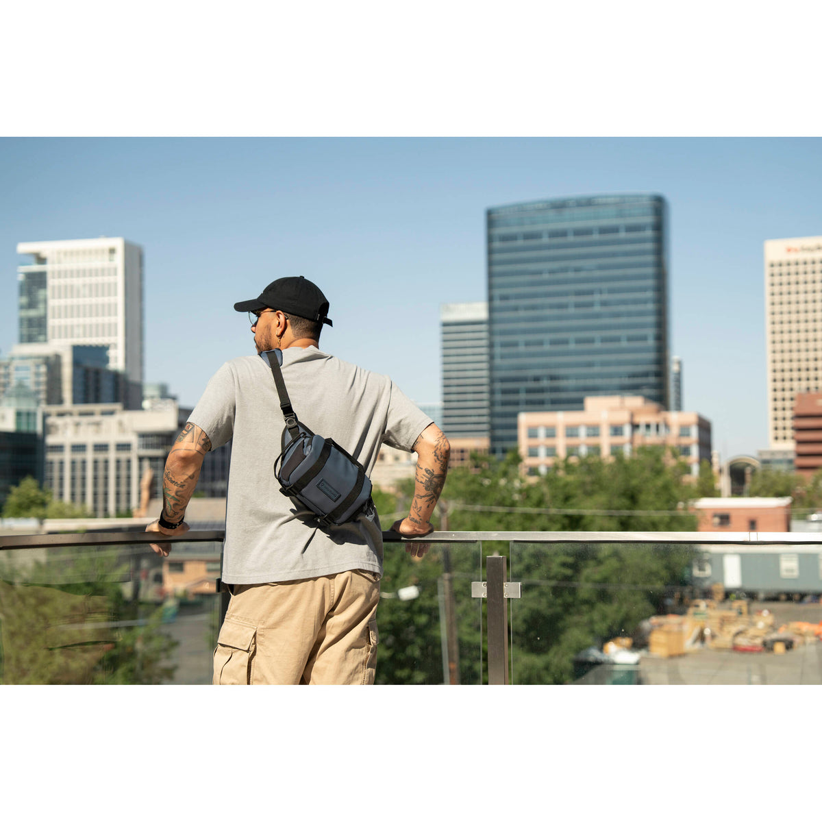 Sling WANDRD ROGUE V2 (Aegean Azul, 4L) - en uso