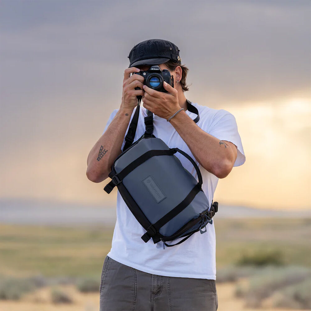 Sling WANDRD ROGUE V2 (Aegean Azul, 9L) - en uso