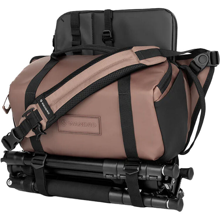 Sling WANDRD ROGUE V2 (Atacama Clay, 9L) - puertos y conexiones