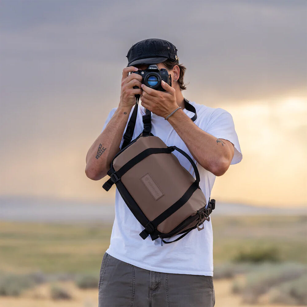 Sling WANDRD ROGUE V2 (Atacama Clay, 9L) - en uso