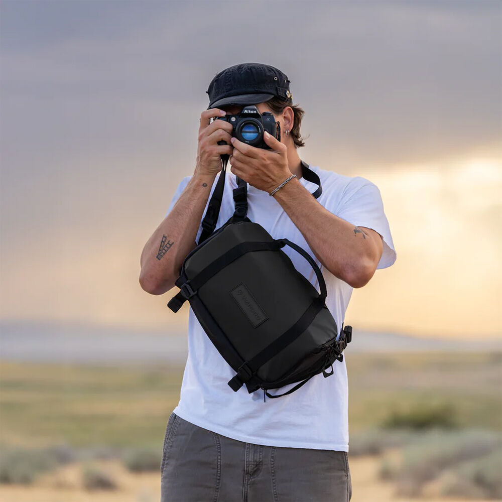 Sling WANDRD ROGUE V2 (Negro, 9L) - en uso