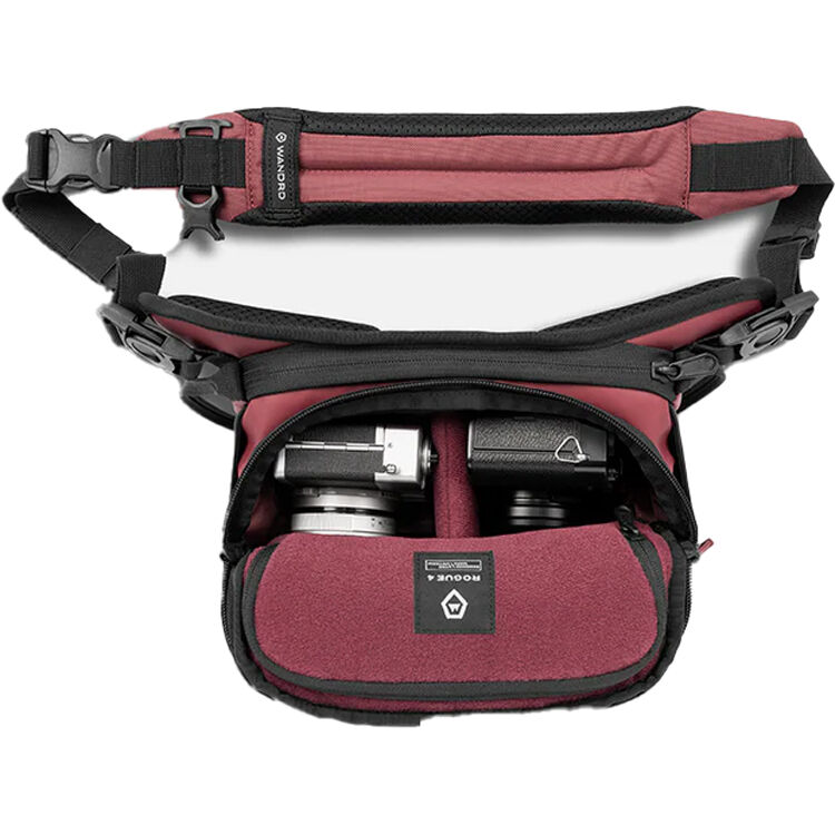 Sling WANDRD ROGUE V2 (Rhone Burgundy, 4L) - puertos y conexiones