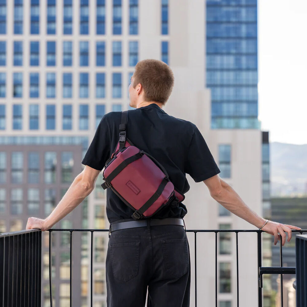 Sling WANDRD ROGUE V2 (Rhone Burgundy, 6L) - en uso