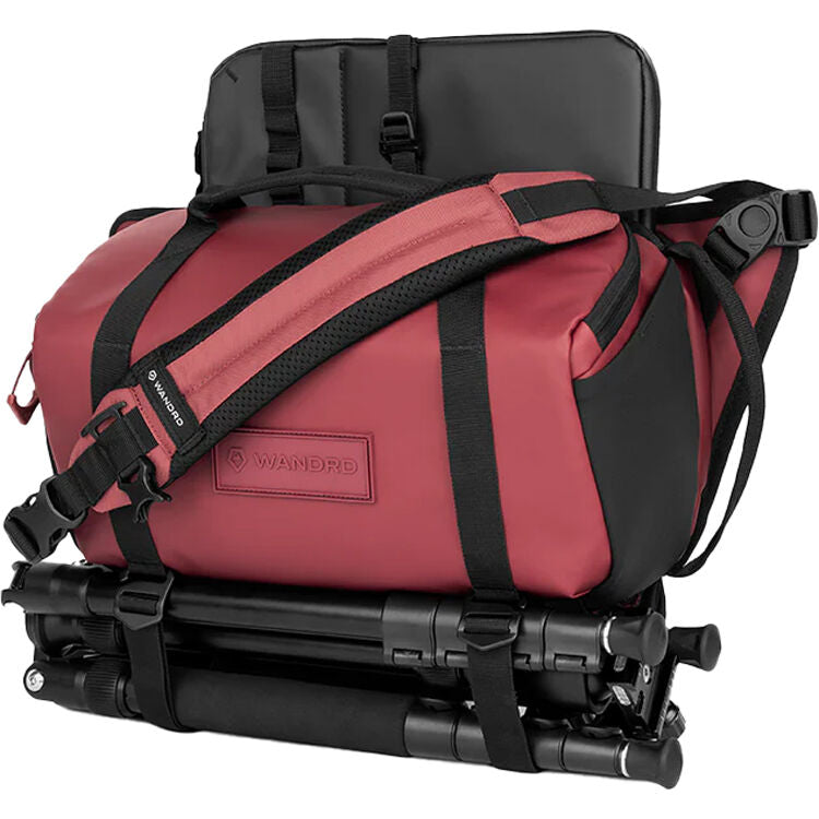 Sling WANDRD ROGUE V2 (Rhone Burgundy, 9L) - puertos y conexiones