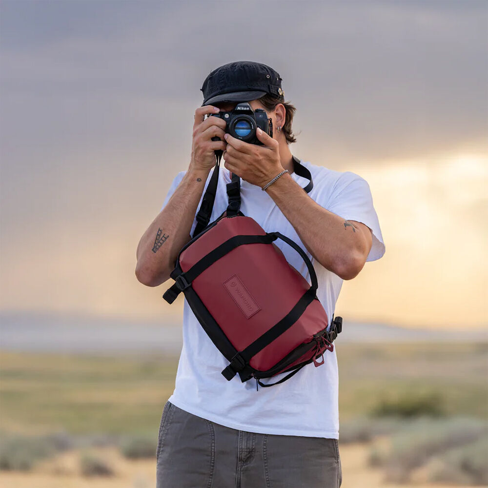 Sling WANDRD ROGUE V2 (Rhone Burgundy, 9L) - en uso