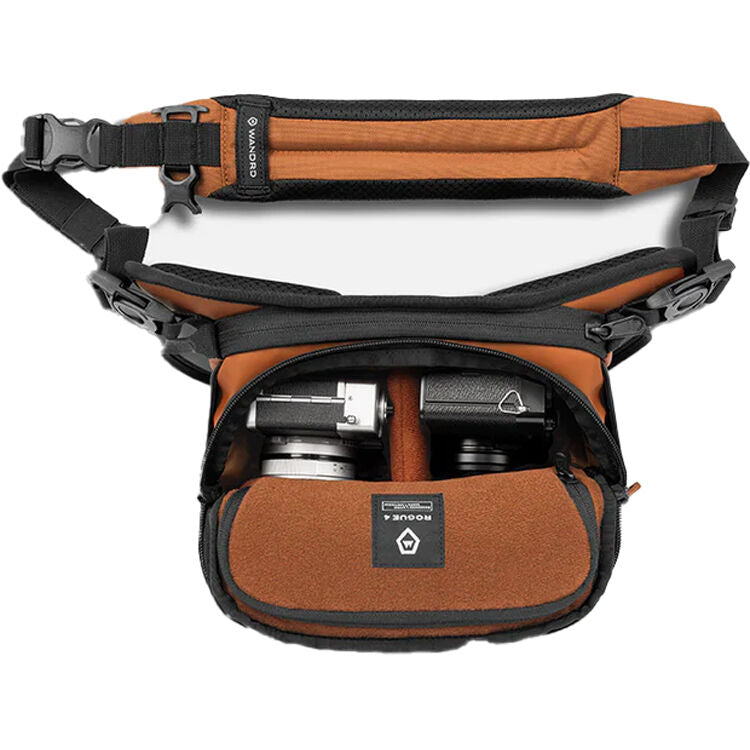 Sling WANDRD ROGUE V2 (Sedona Naranja, 4L) - puertos y conexiones