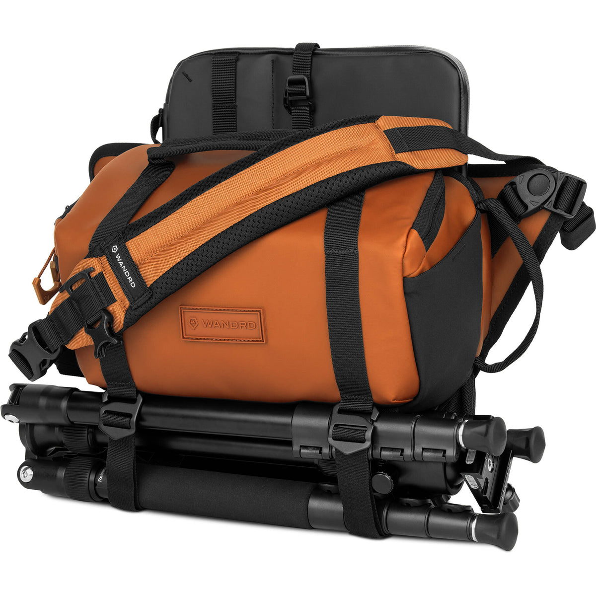Sling WANDRD ROGUE V2 (Sedona Naranja, 6L) - puertos y conexiones
