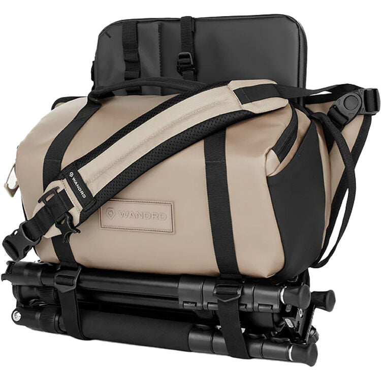 Sling WANDRD ROGUE V2 (Yuma Beige, 9L) - puertos y conexiones