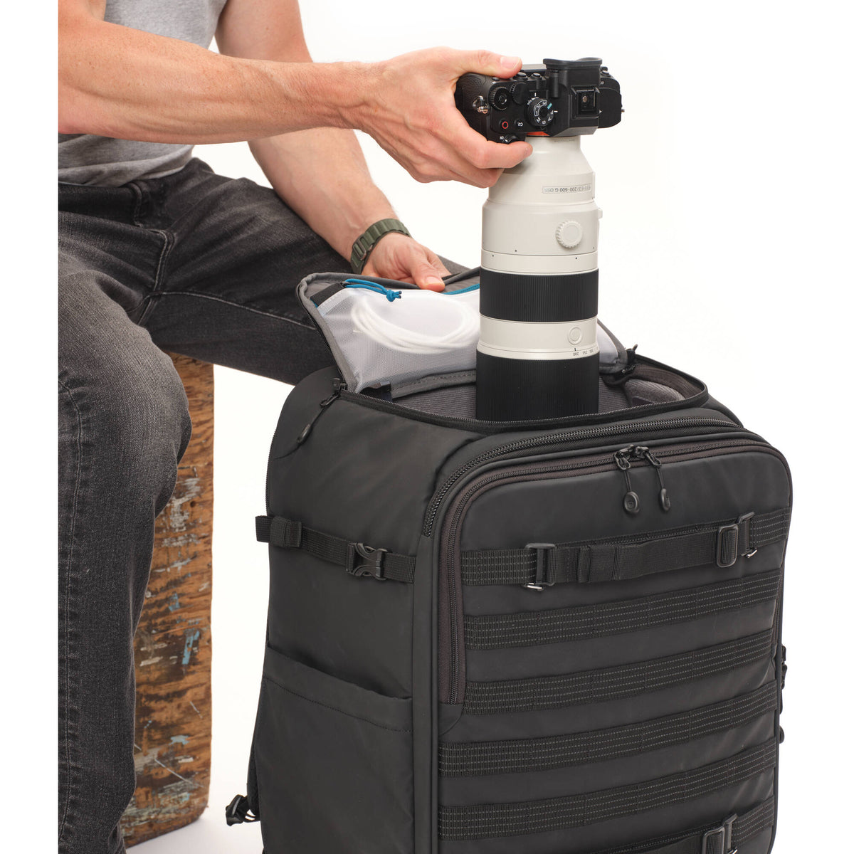 Valija con ruedas Tenba Axis V2 Spinner Backpack (Negro, 28L) - en uso