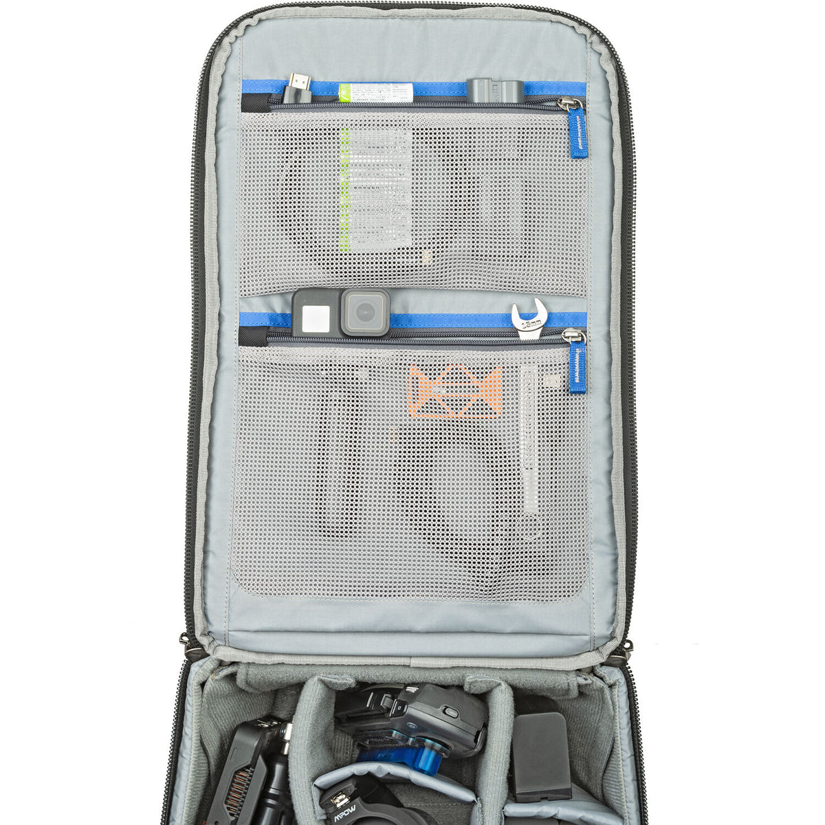 Valija con ruedas Think Tank Photo Essentials Convertible Rolling Backpack - puertos y conexiones
