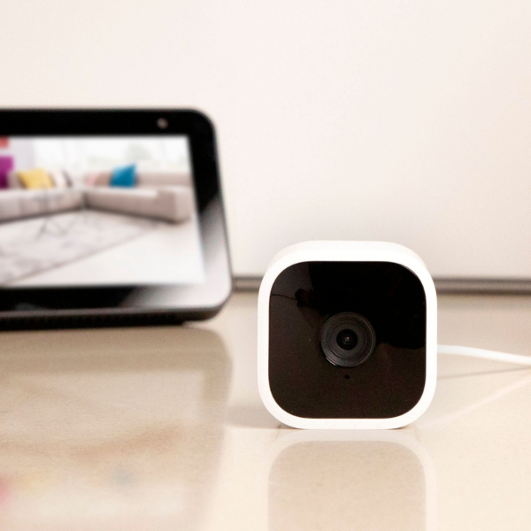 camara-de-seguridad-inteligente-con-alexa-blanco