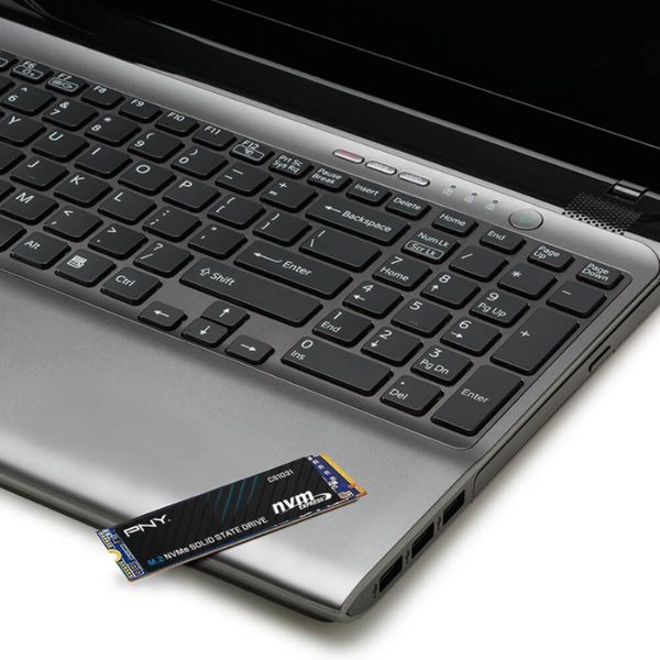 Disco Duro Solido NVME 256 GB PNY sobre una laptop
