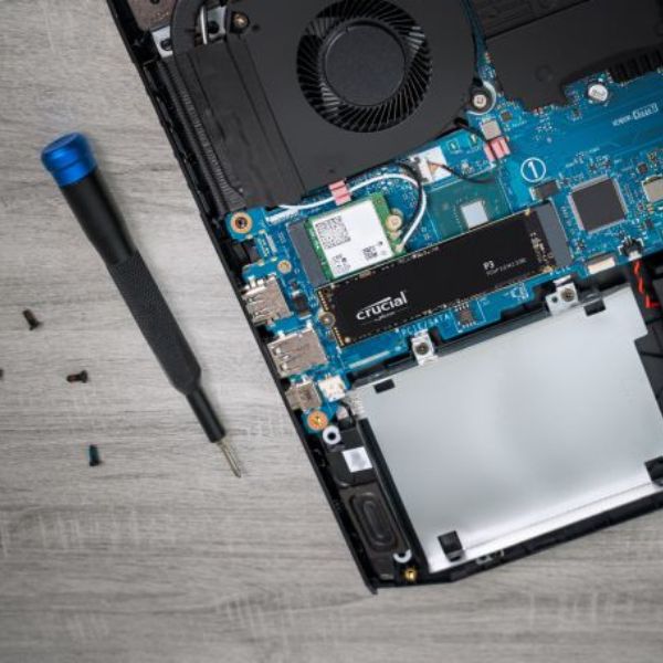 Disco-Solido-NVMe-Crucial-1-TB-instalada-laptop