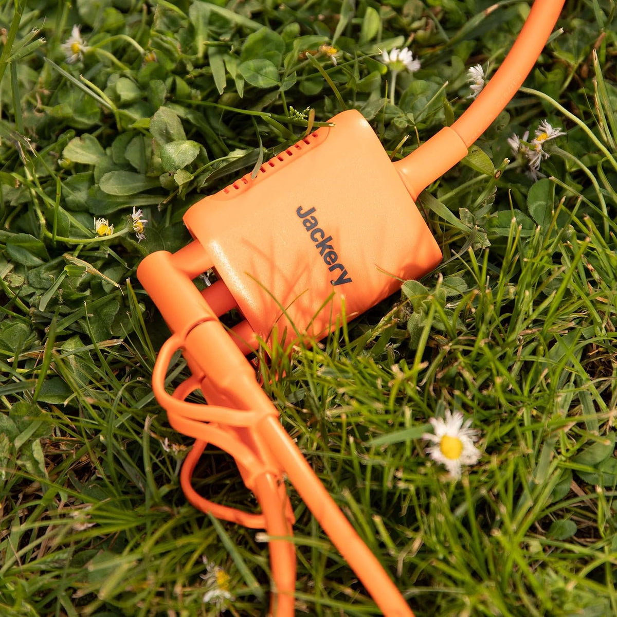 Cable-Jackery-Explorer-con-Panel-Solar-de-200-W-ejemplo2