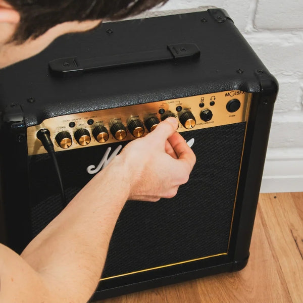 Amplificador-combo-para-guitarra-Marshall-MG15GFX-15W-con-efectos-digitales,-reverb-y-ecualizador-de-3-bandas-Negro