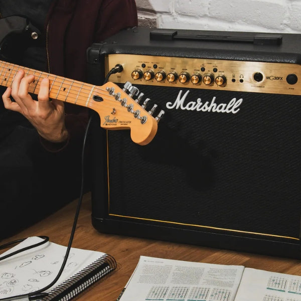 Amplificador-combo-para-guitarra-Marshall-MG30GFX-30W-1x10”-con-efectos-digitales-y-ecualizador-de-3-bandas-Negro