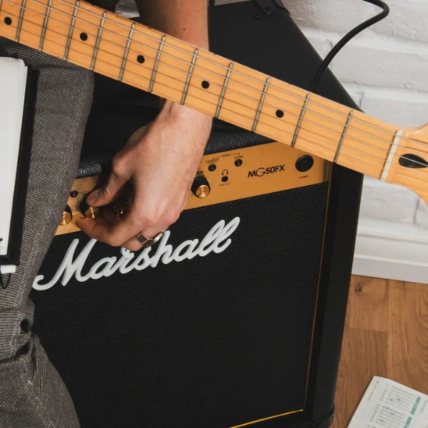 Amplificador-combo-para-guitarra-Marshall-MG50GFX-50W-con-efectos-digitales,-reverb-y-ecualizador-de-3-bandas-Negro