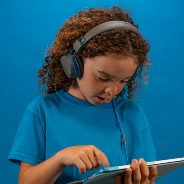 Audífonos-JLab-JBuddies-Studio-Infantiles-On-Ear-USB-C-con-Límite-de-Volumen-85-dB-Gris