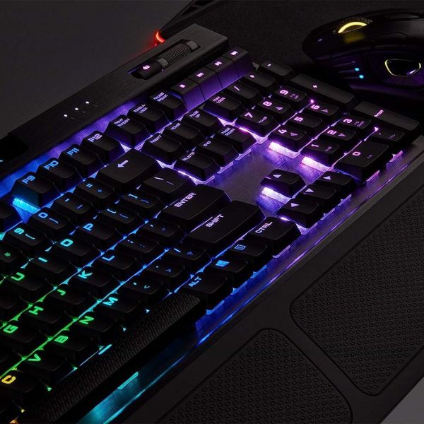 Teclado-MEcanico-corsair-K70-RGB-Alambrico-front-on